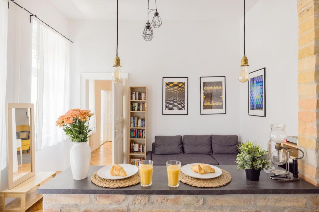 Live Like A Local At The Rustic Hockey Hut Apartment บูดาเปสต์ ภายนอก รูปภาพ